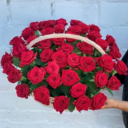 Корзинка "Моей королеве" из красных роз с доставкой в Котельниках